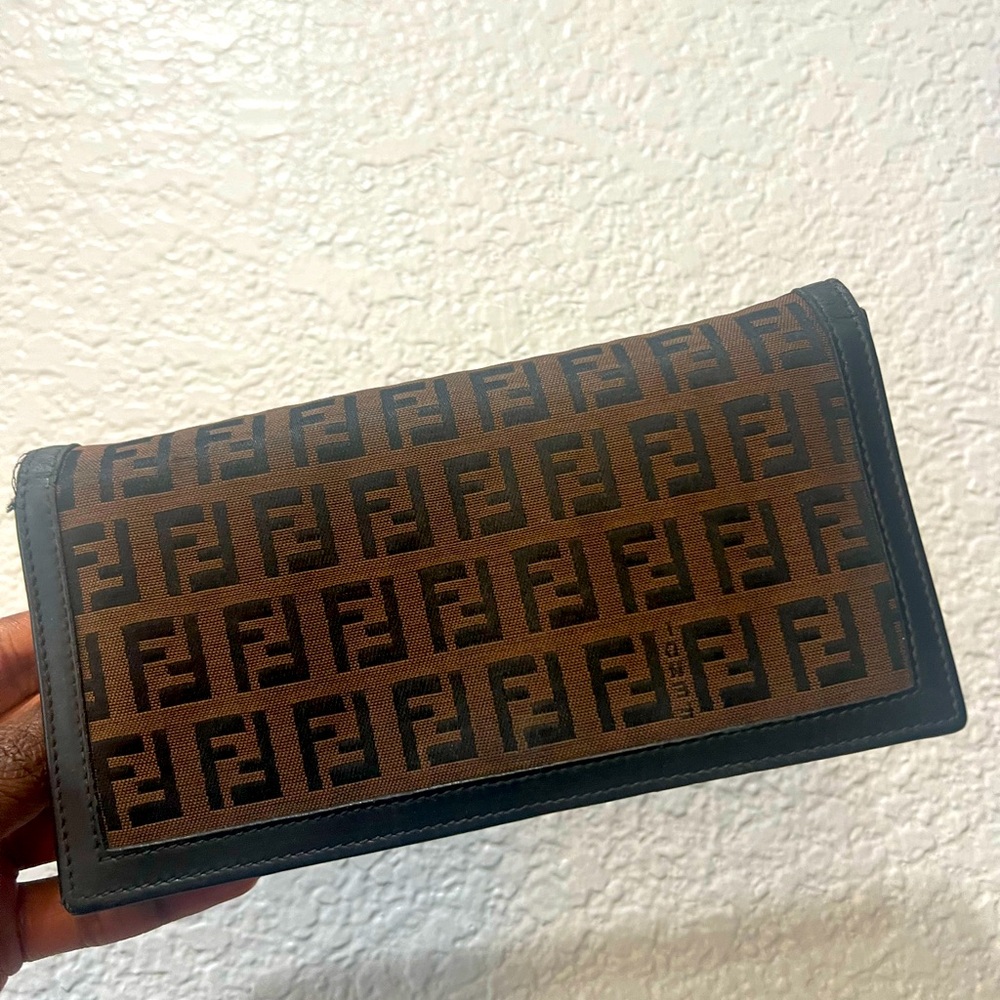 Sold ‼️‼️‼️‼️
Authentic vintage Fendi continental wallet!